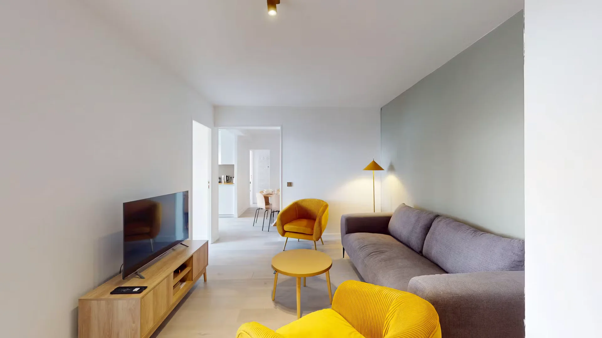 Chambre d'étudiant à  avec espace d'étude et installations communes