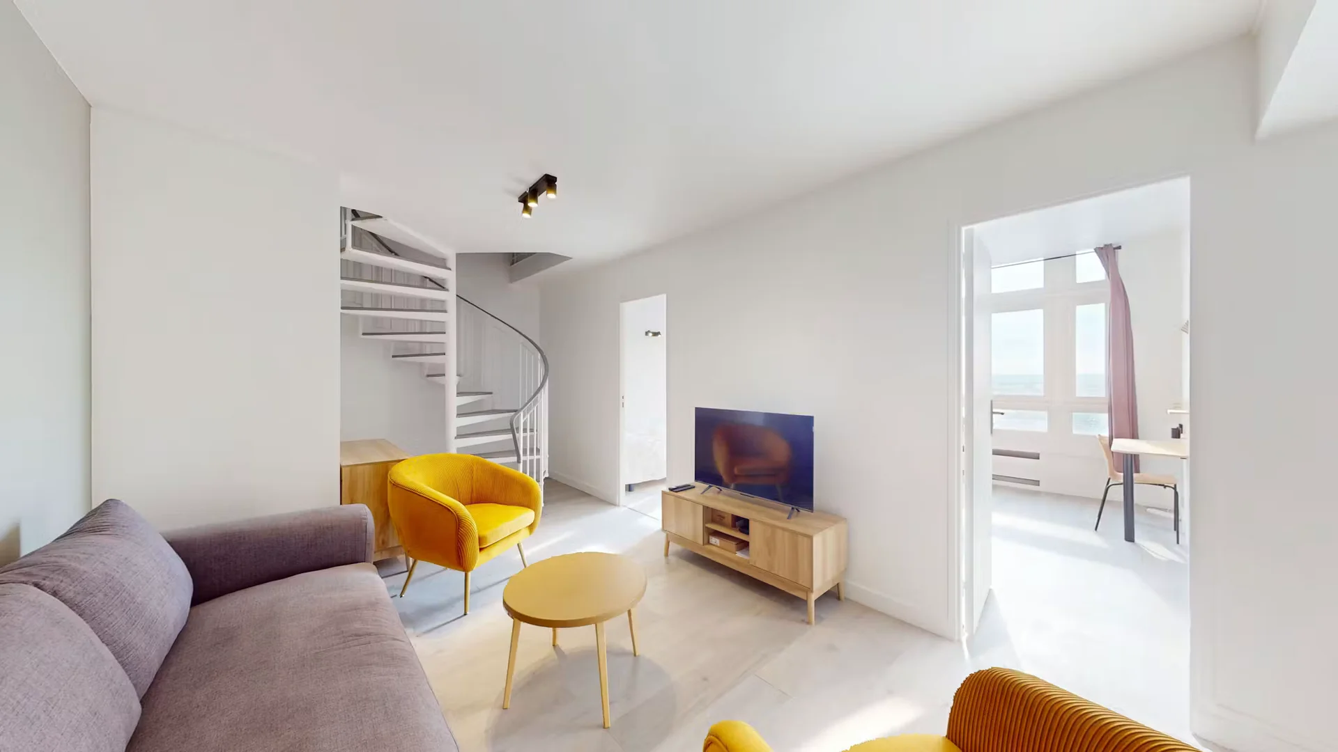 Chambre d'étudiant à  avec espace d'étude et installations communes