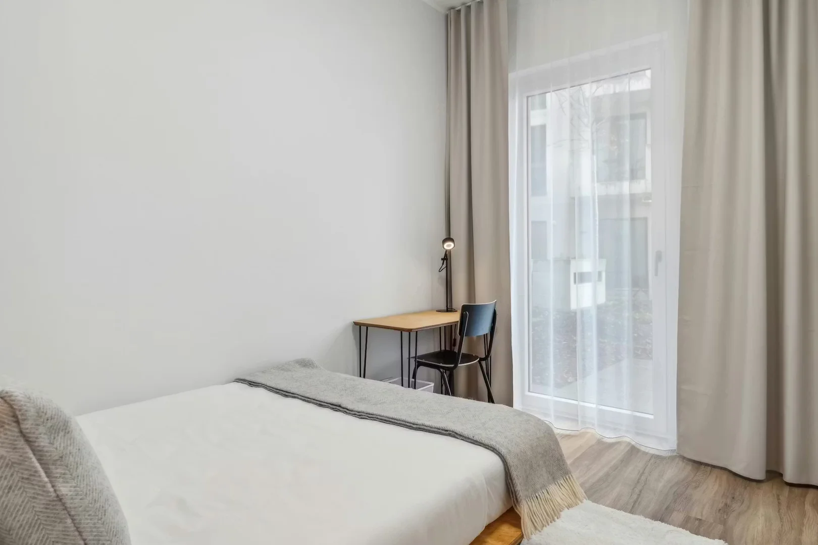 Habitación estudiantil funcional perfecta para estudiar en 
