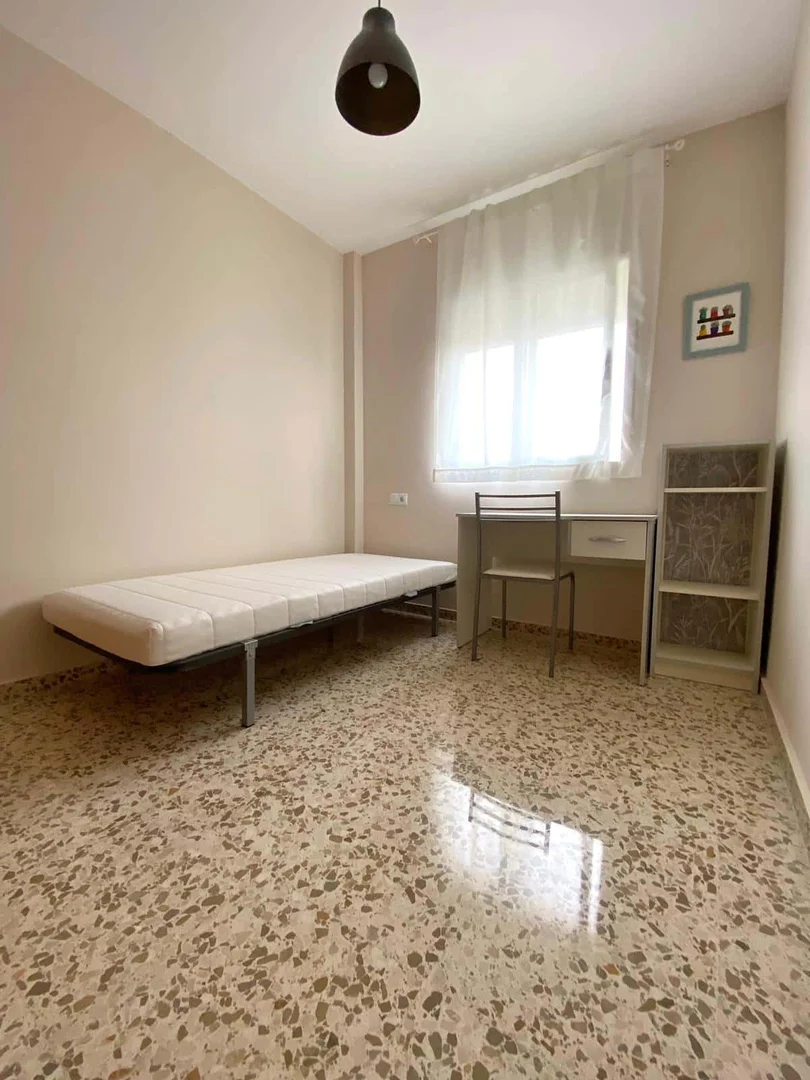 Camera per studenti in  con area studio e servizi in comune