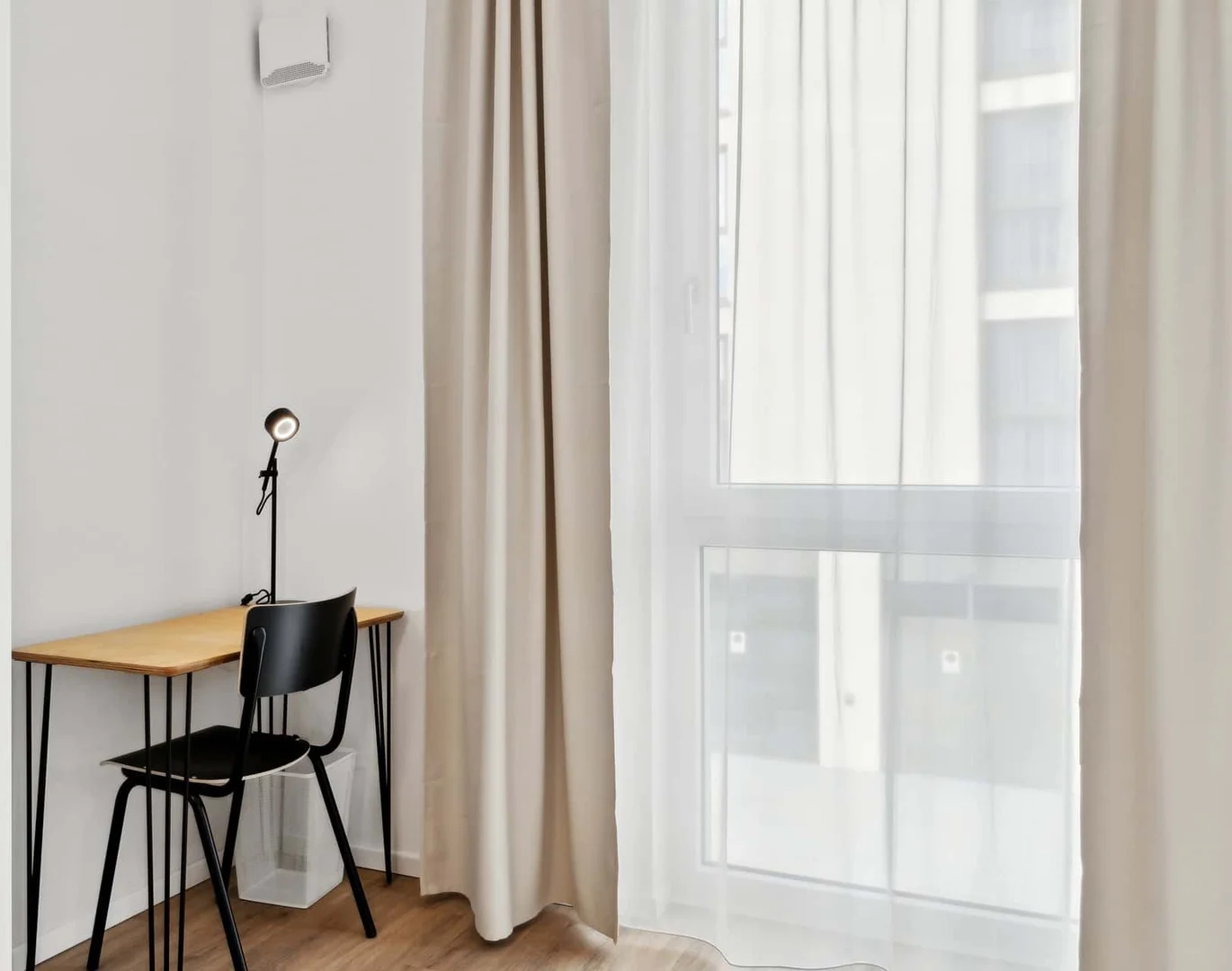 Bright and airy student room with easy university access in 