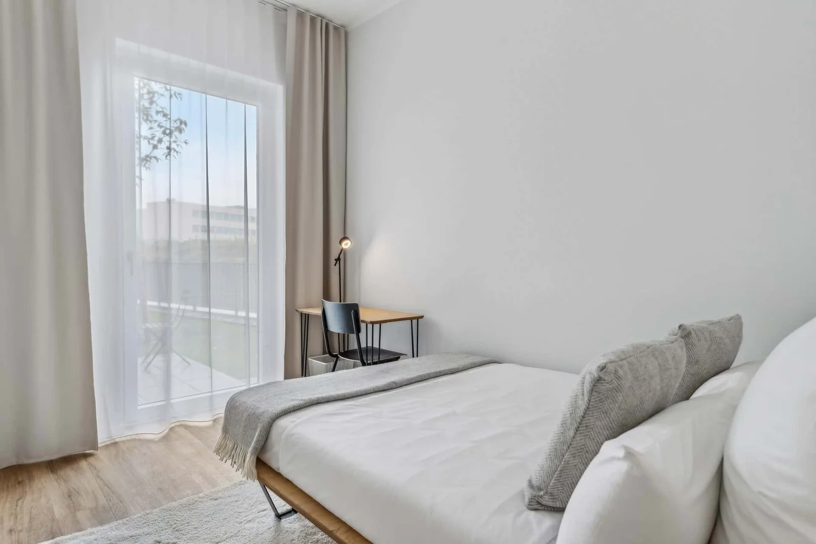 Quarto acessível para estudantes com iluminação ampla em 