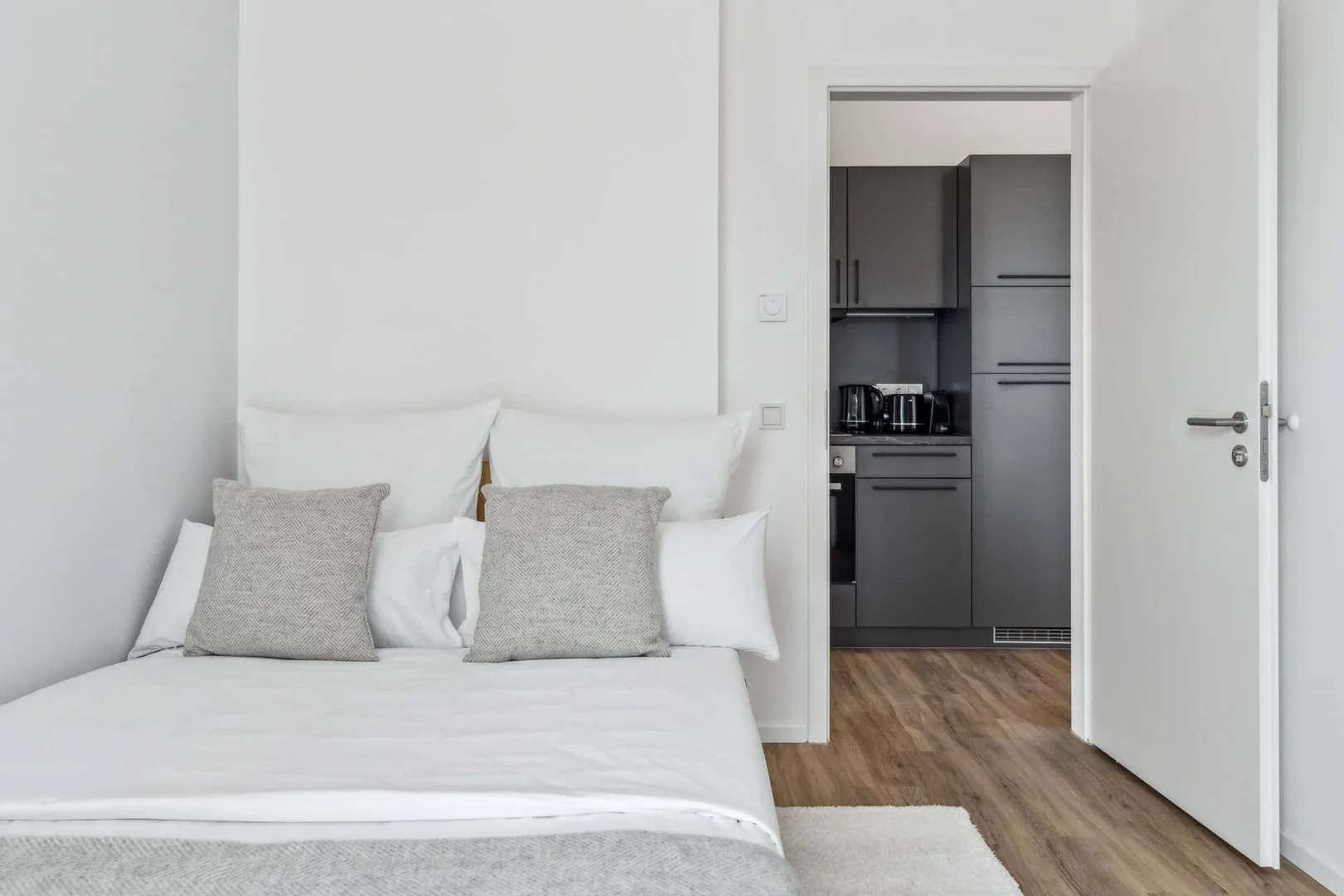 Quarto de estudante em  com área de estudo e instalações partilhadas