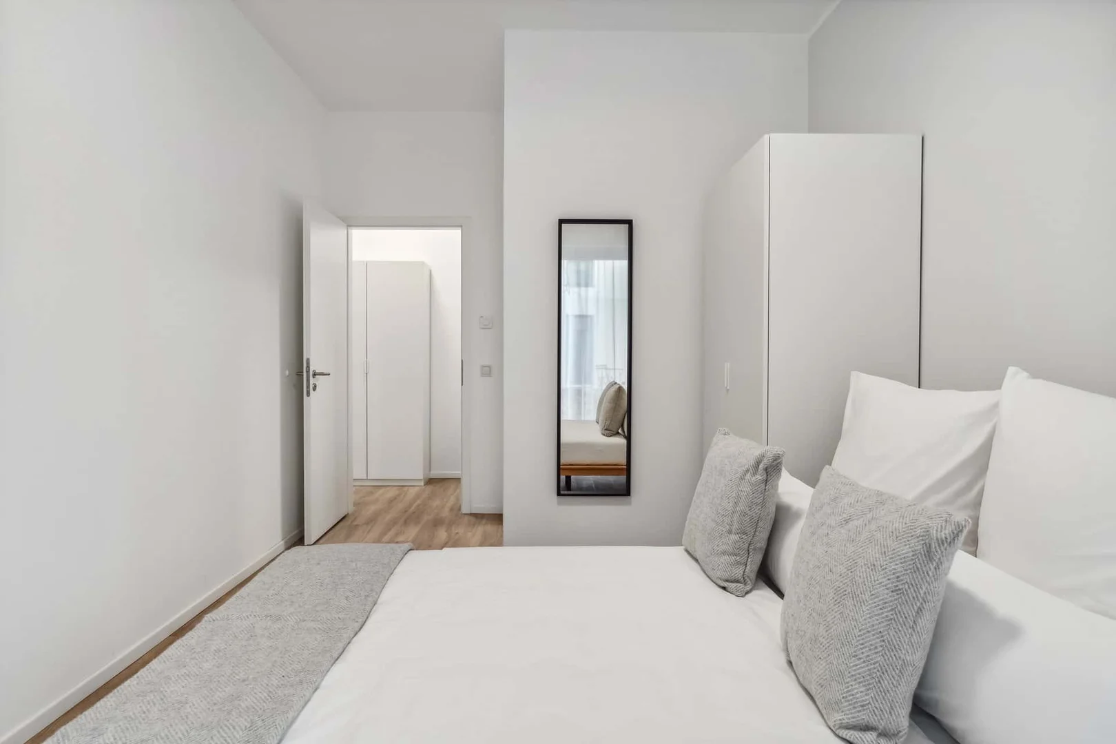 Habitación estudiantil luminosa y aireada con fácil acceso a la universidad en