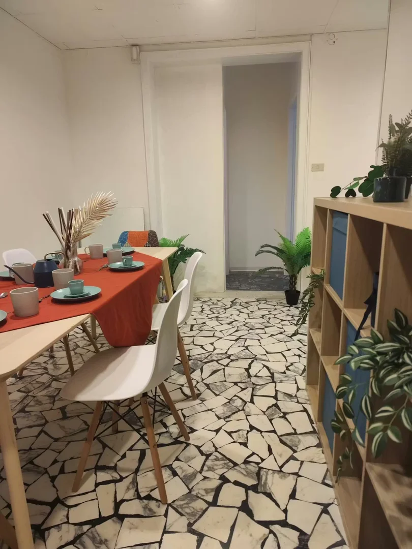 Habitación estudiantil económica cerca del campus en 
