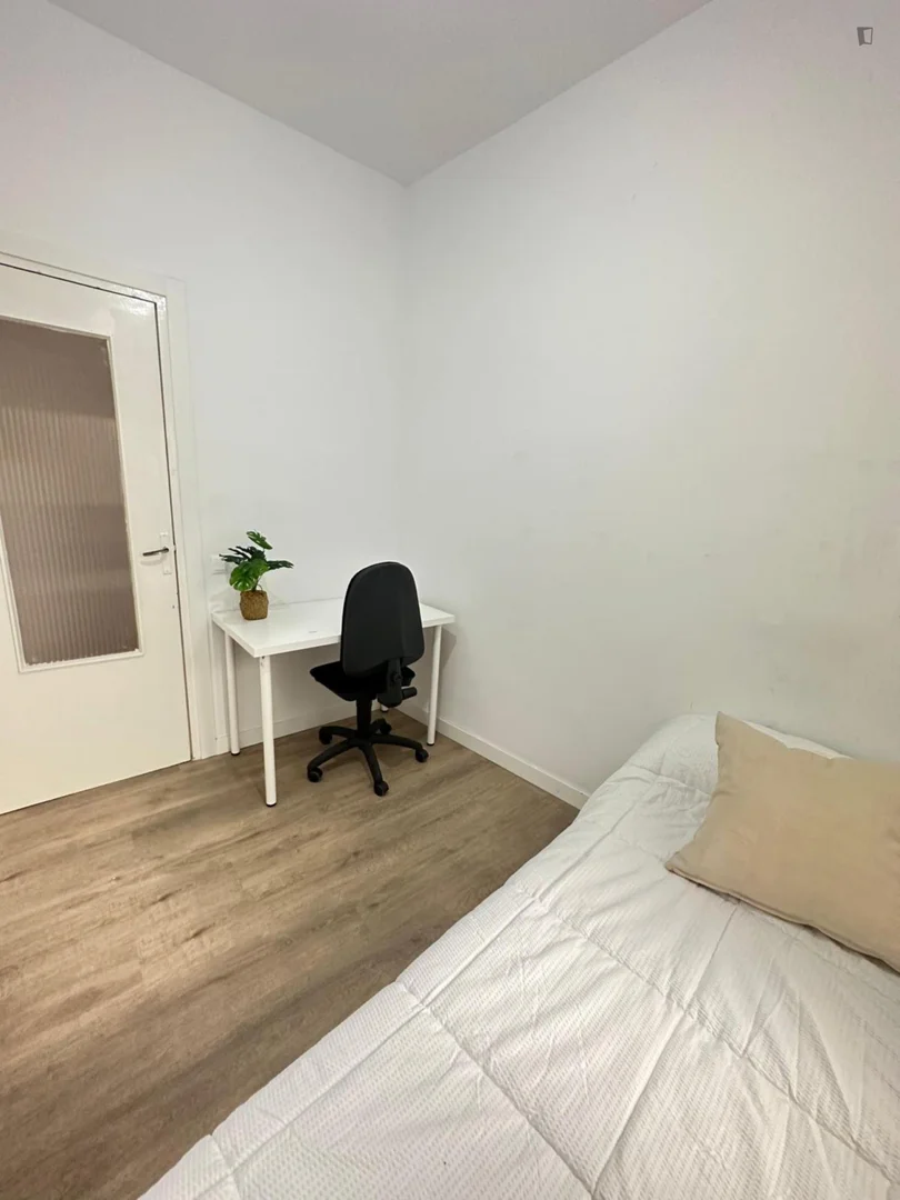 Habitación estudiantil amplia y cómoda en 