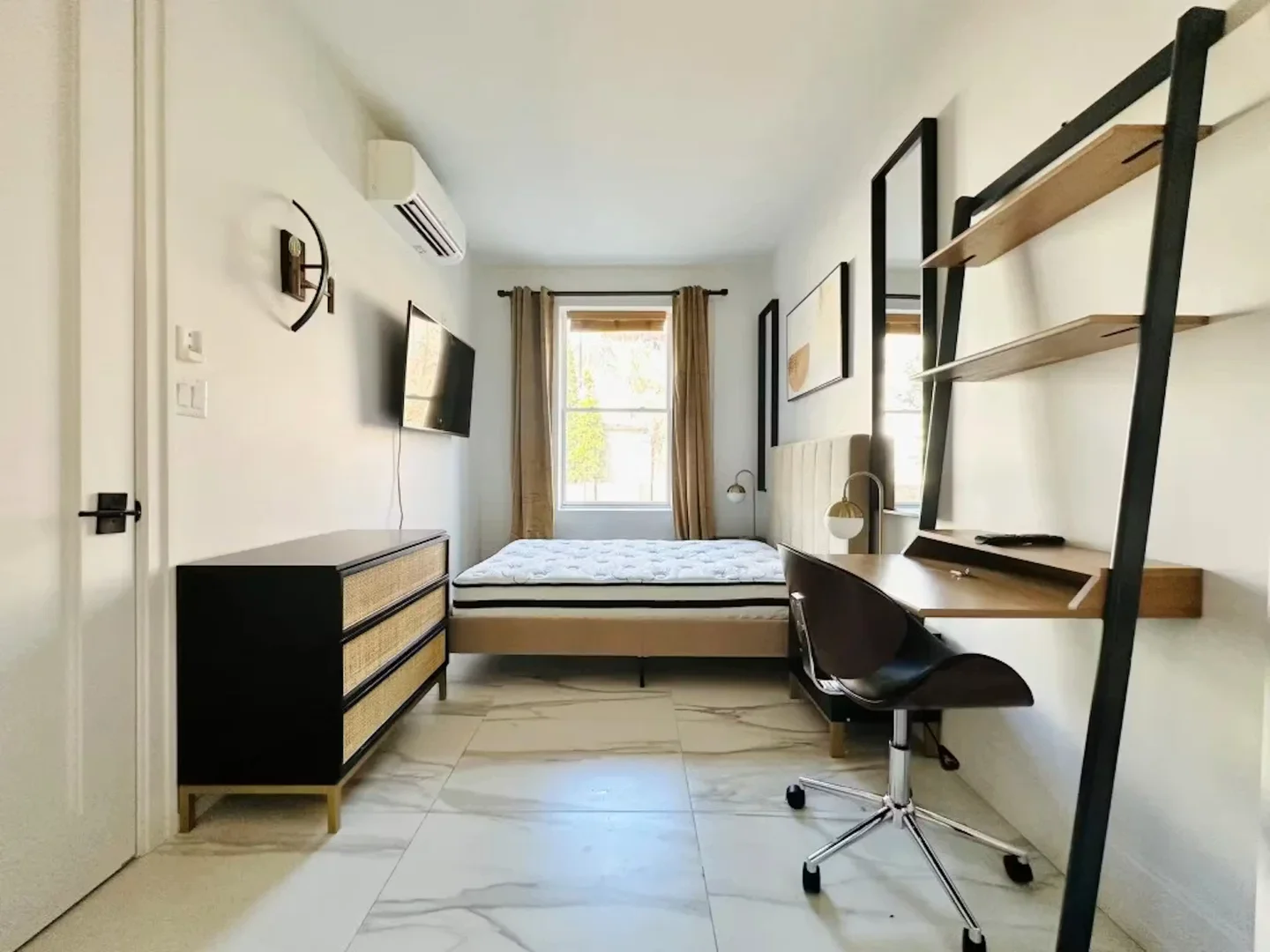 Bright and airy student room with easy university access in 