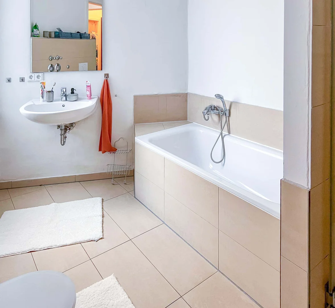 Habitación estudiantil funcional perfecta para estudiar en 