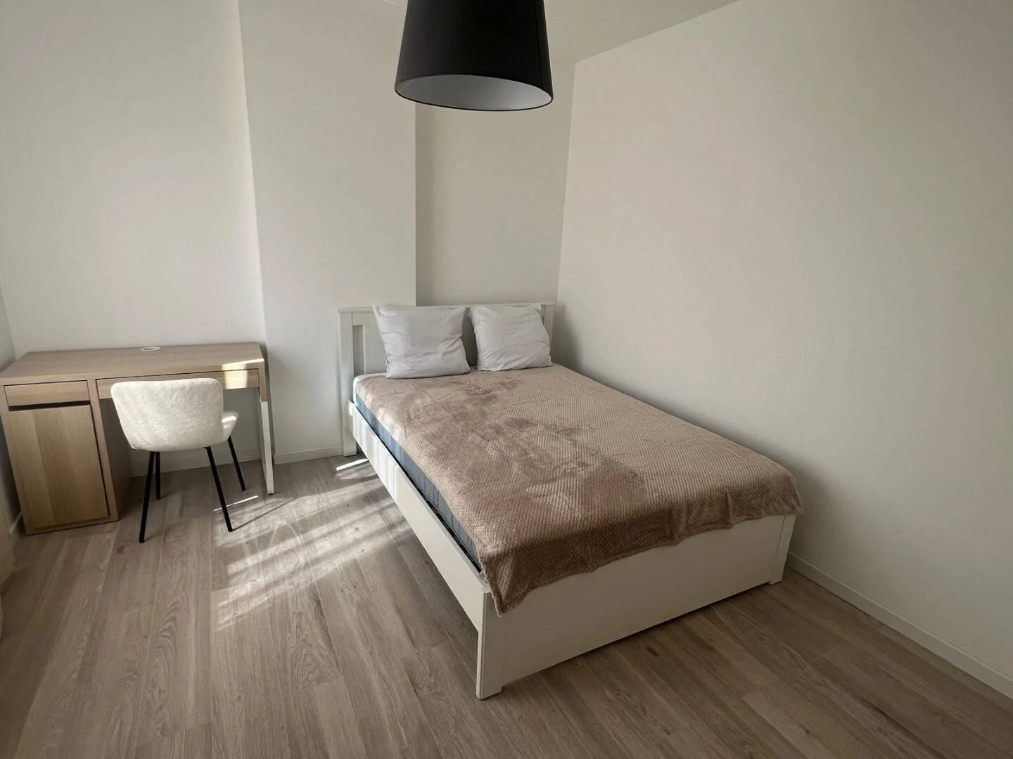 Studentenzimmer in  mit Arbeitsbereich und Gemeinschaftseinrichtungen