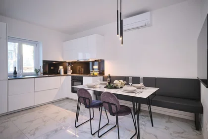 Appartamento intero in Lučićeva ulica 1, immagine 1 di 10