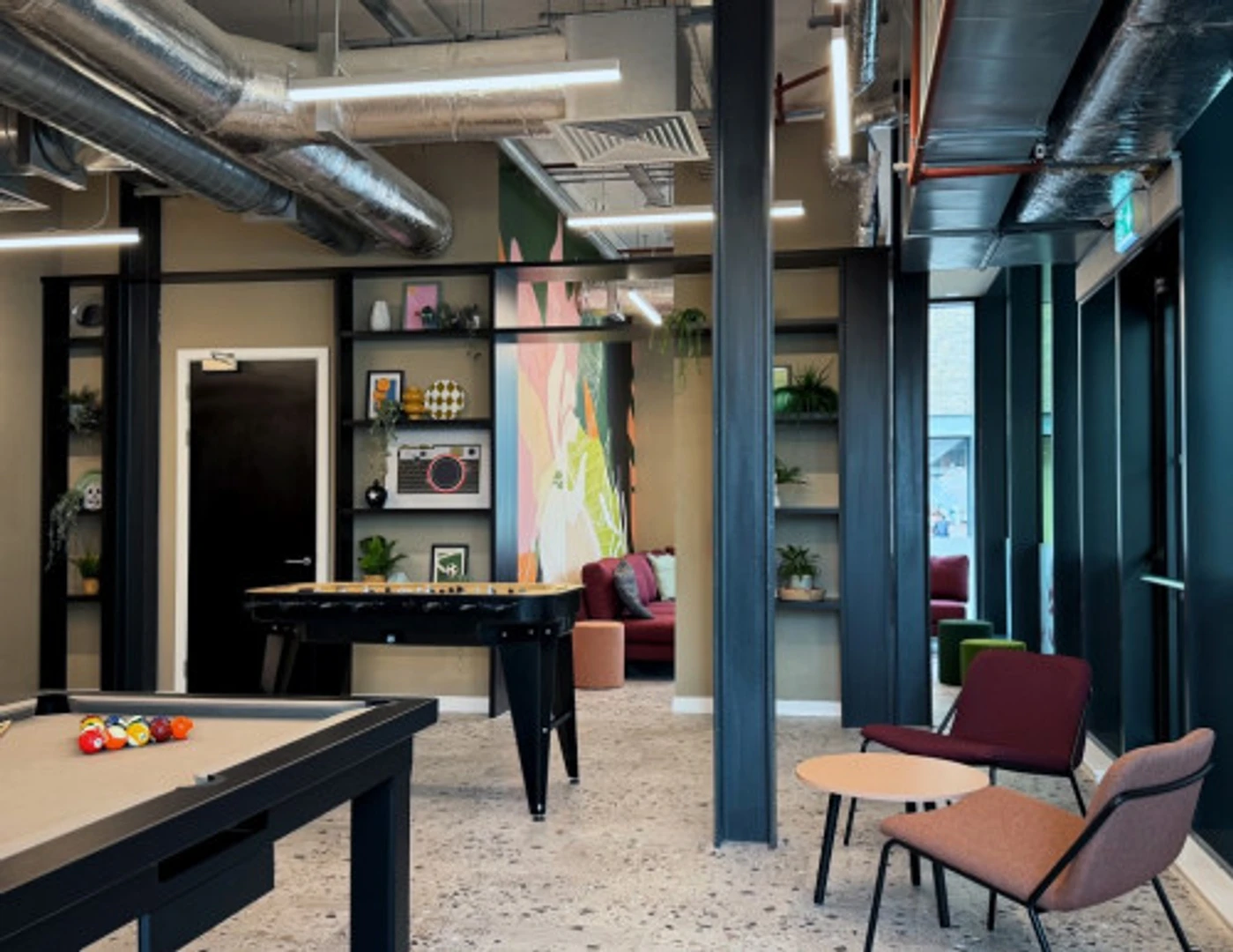 Habitación estudiantil funcional perfecta para estudiar en 