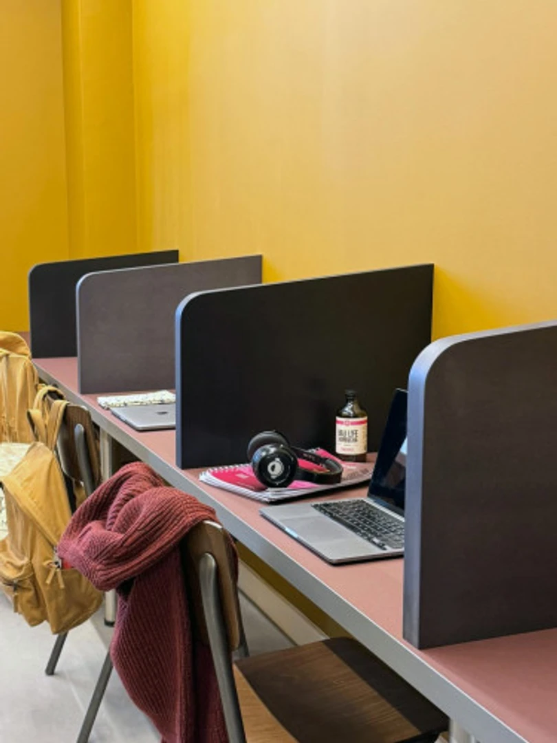 Habitación estudiantil amplia y cómoda en 