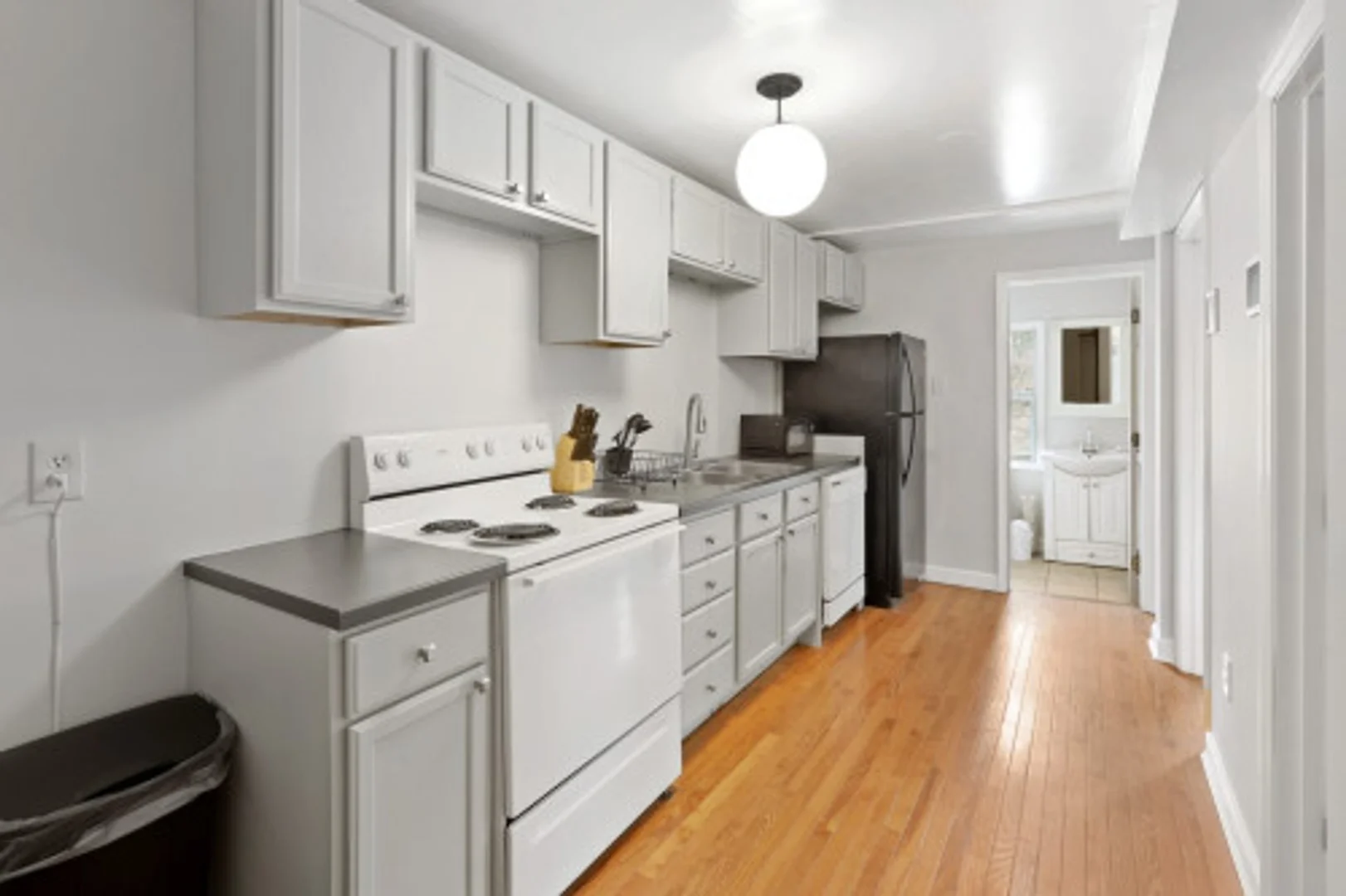 Habitación estudiantil funcional perfecta para estudiar en 