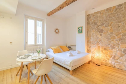 Quarto para alugar com cama de casal em Antibes