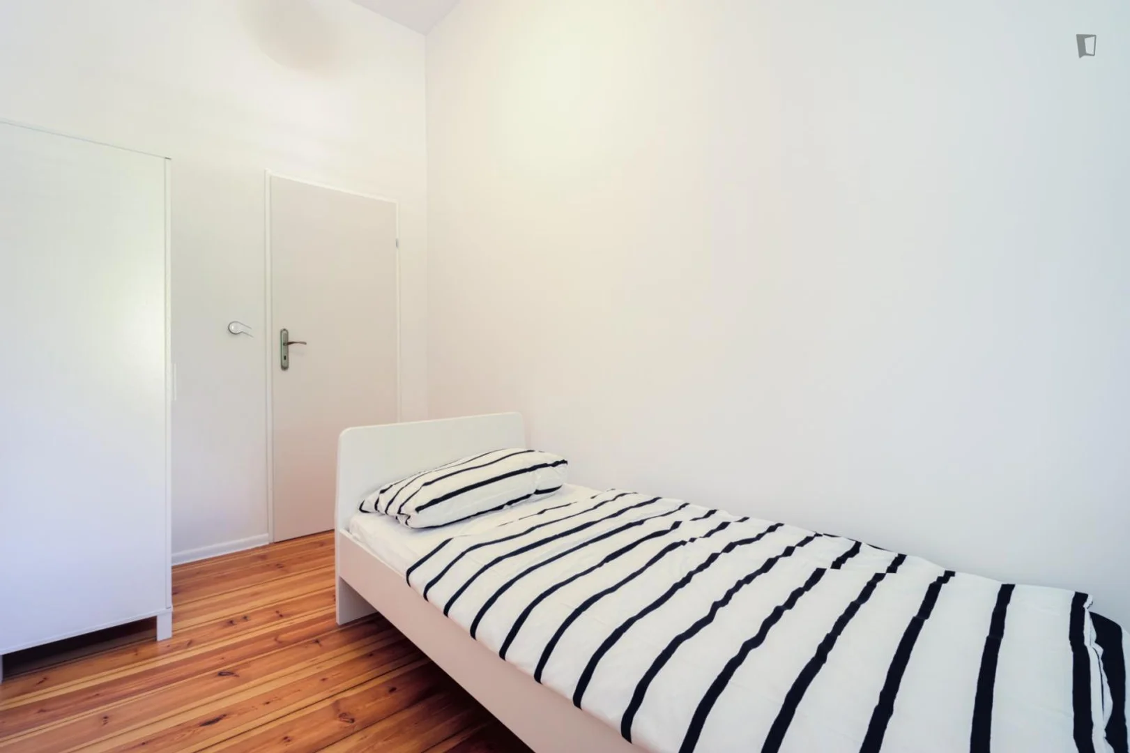 Comfortable and spacious student room in 
