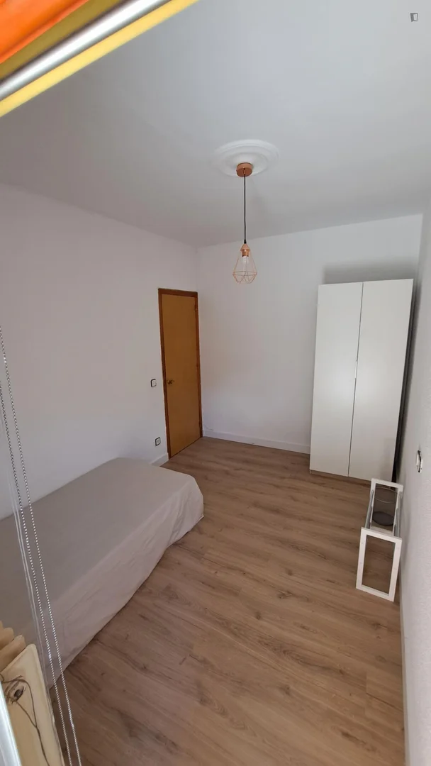 Funktionelles Studentenzimmer perfekt zum Studieren in