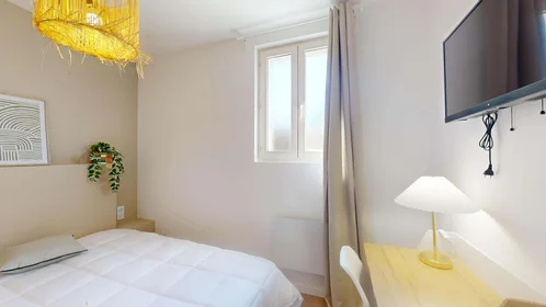 Private room at 11 Rue Michel Servet, 21000 Dijon, France, image 5 of 17