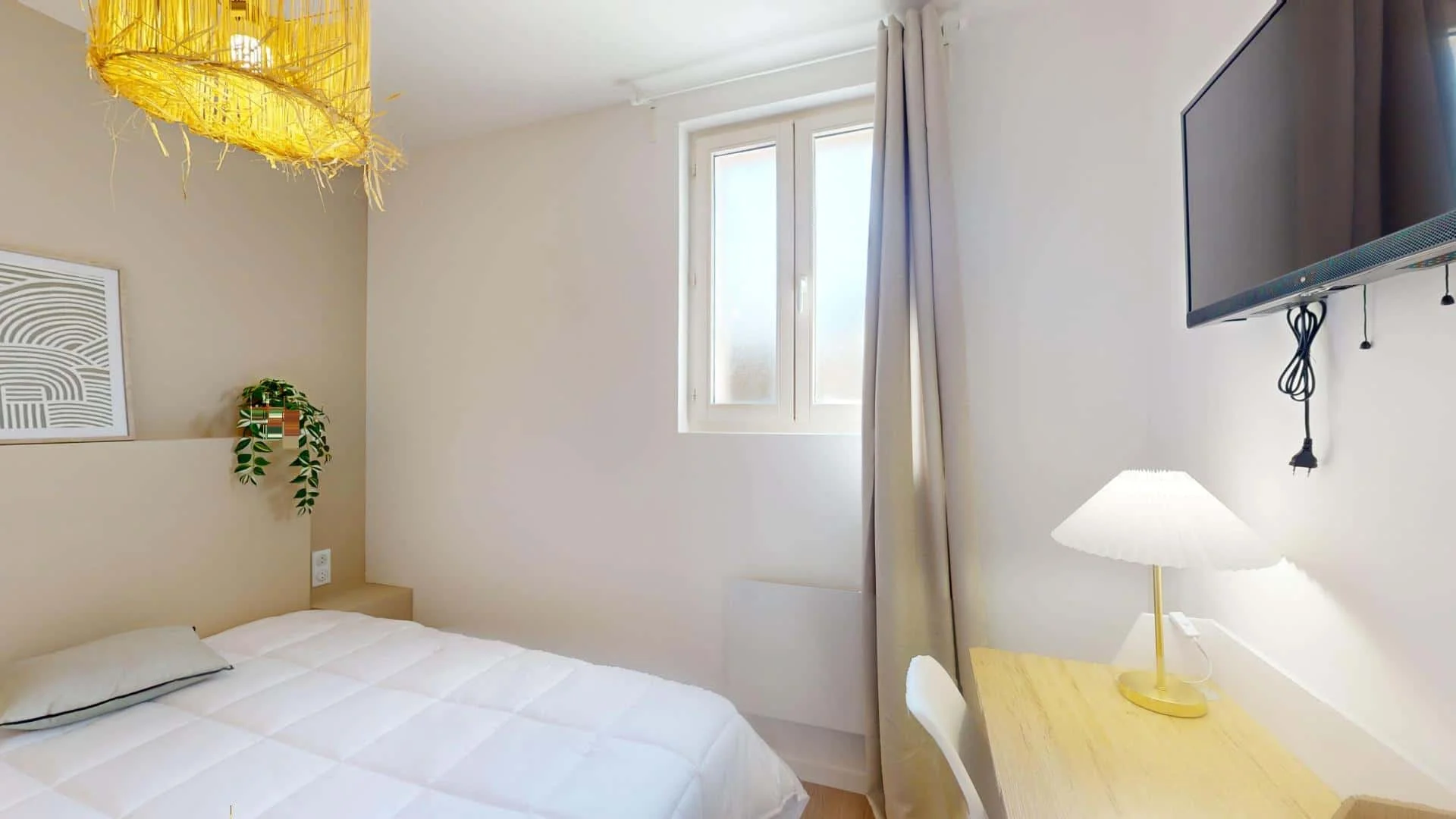 Bright and airy student room with easy university access in 