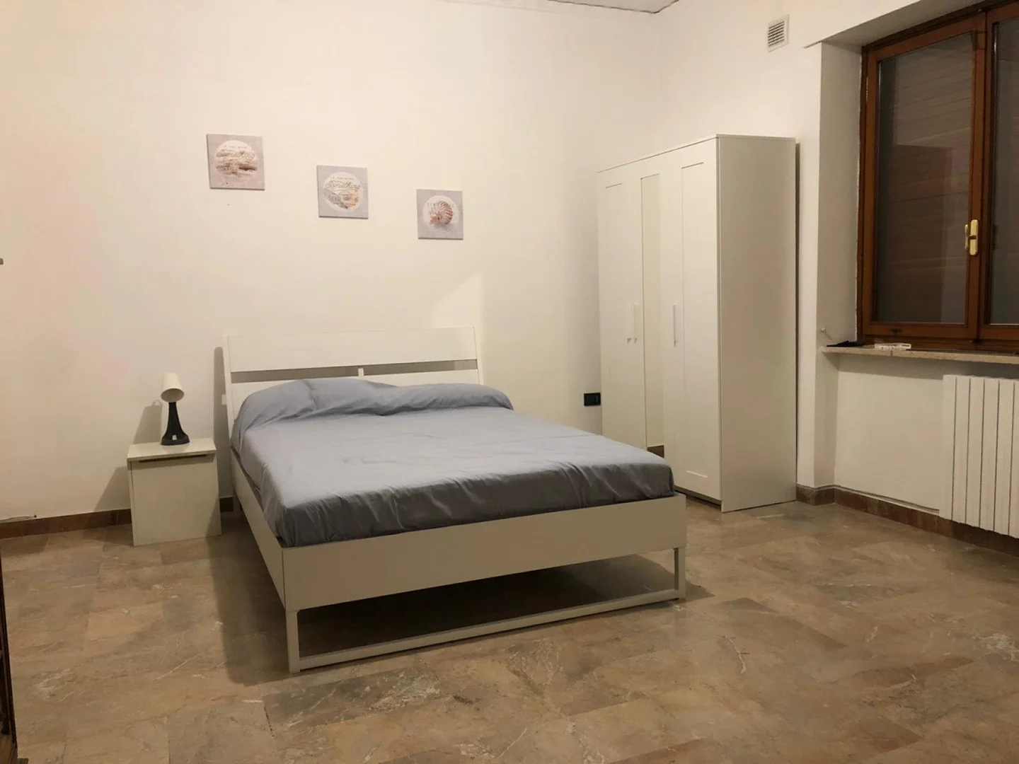 Helles und luftiges Studentenzimmer mit einfachem Zugang zur Universität in 