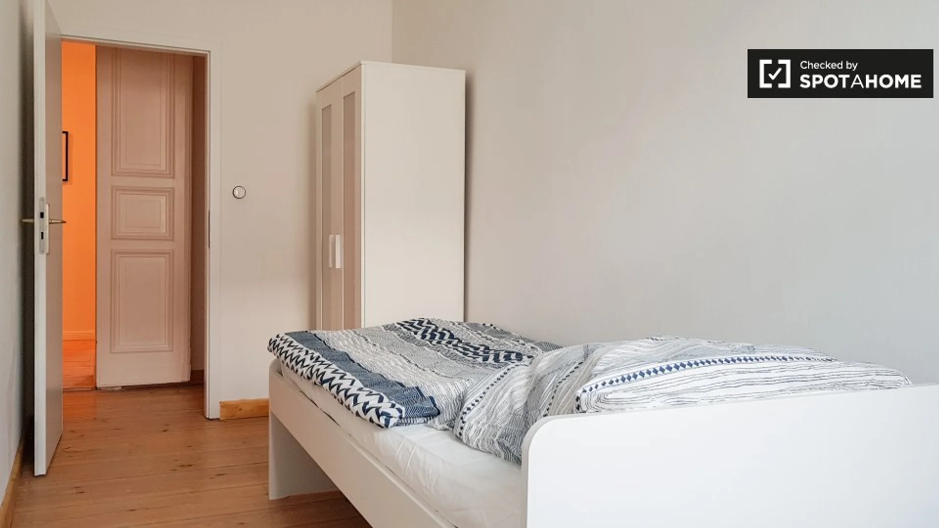 Habitación para estudiantes en  con área de estudio y facilidades compartidas