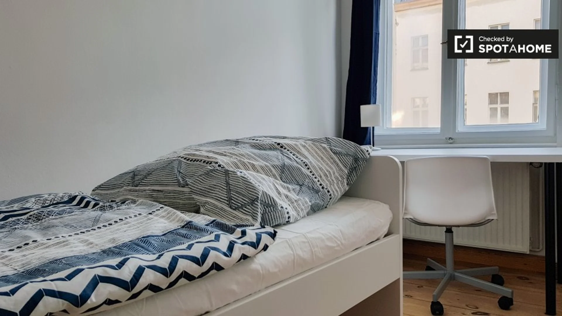 Habitación estudiantil funcional perfecta para estudiar en 