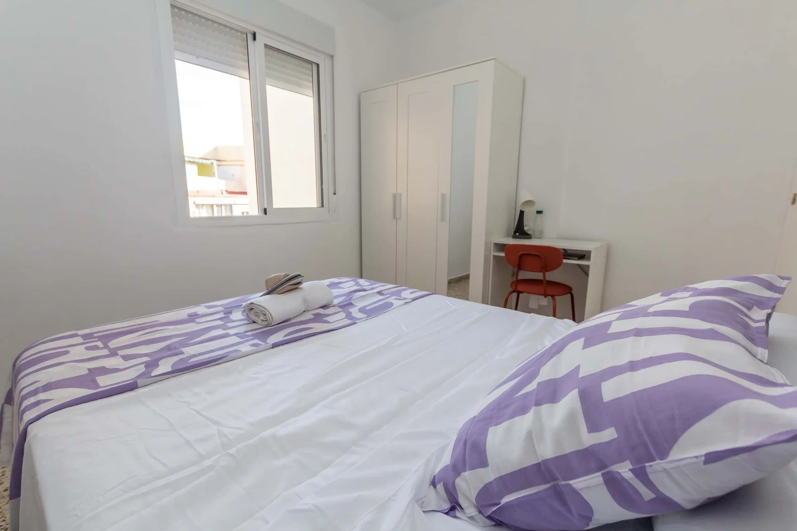 Habitación para estudiantes en  con área de estudio y facilidades compartidas