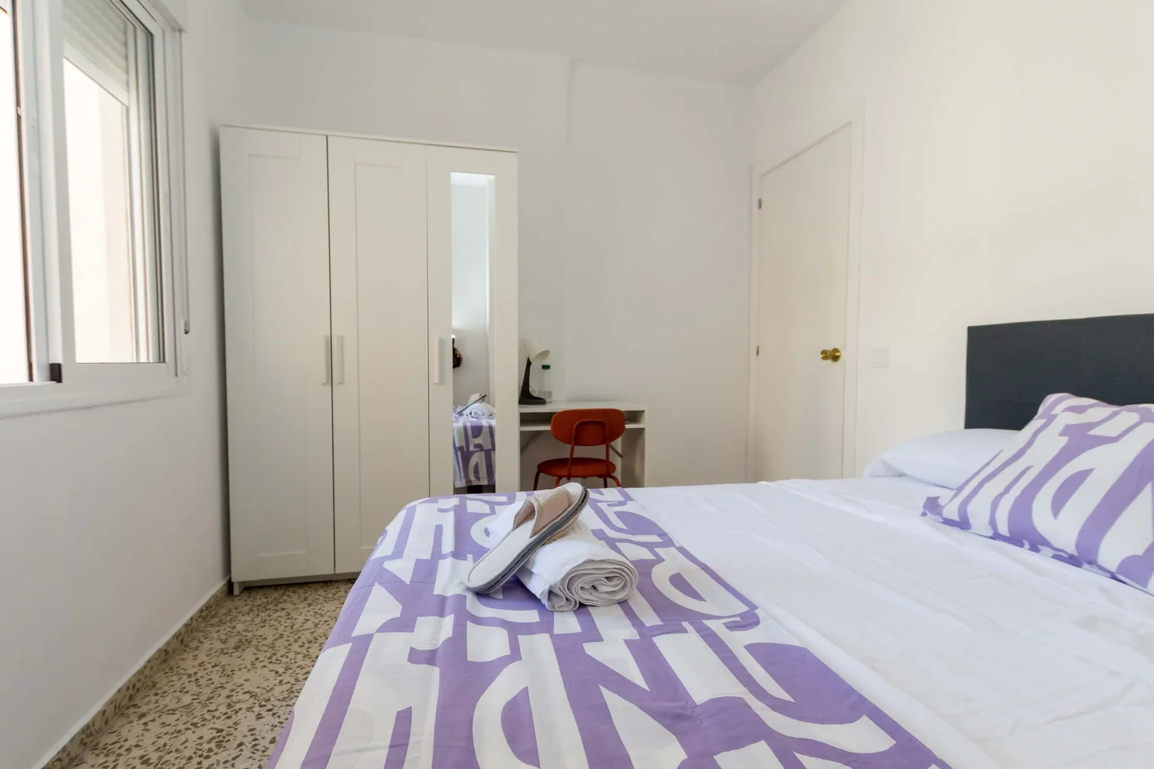 Habitación para estudiantes en  con área de estudio y facilidades compartidas