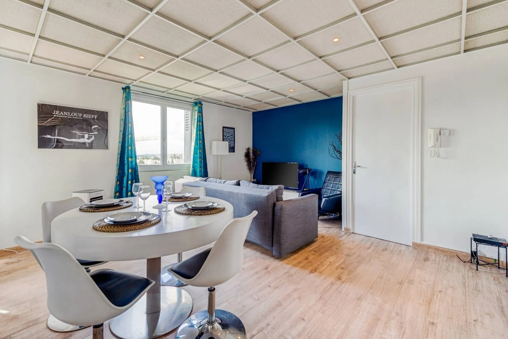 Chambre conviviale pour les étudiants dans  avec des équipements modernes
