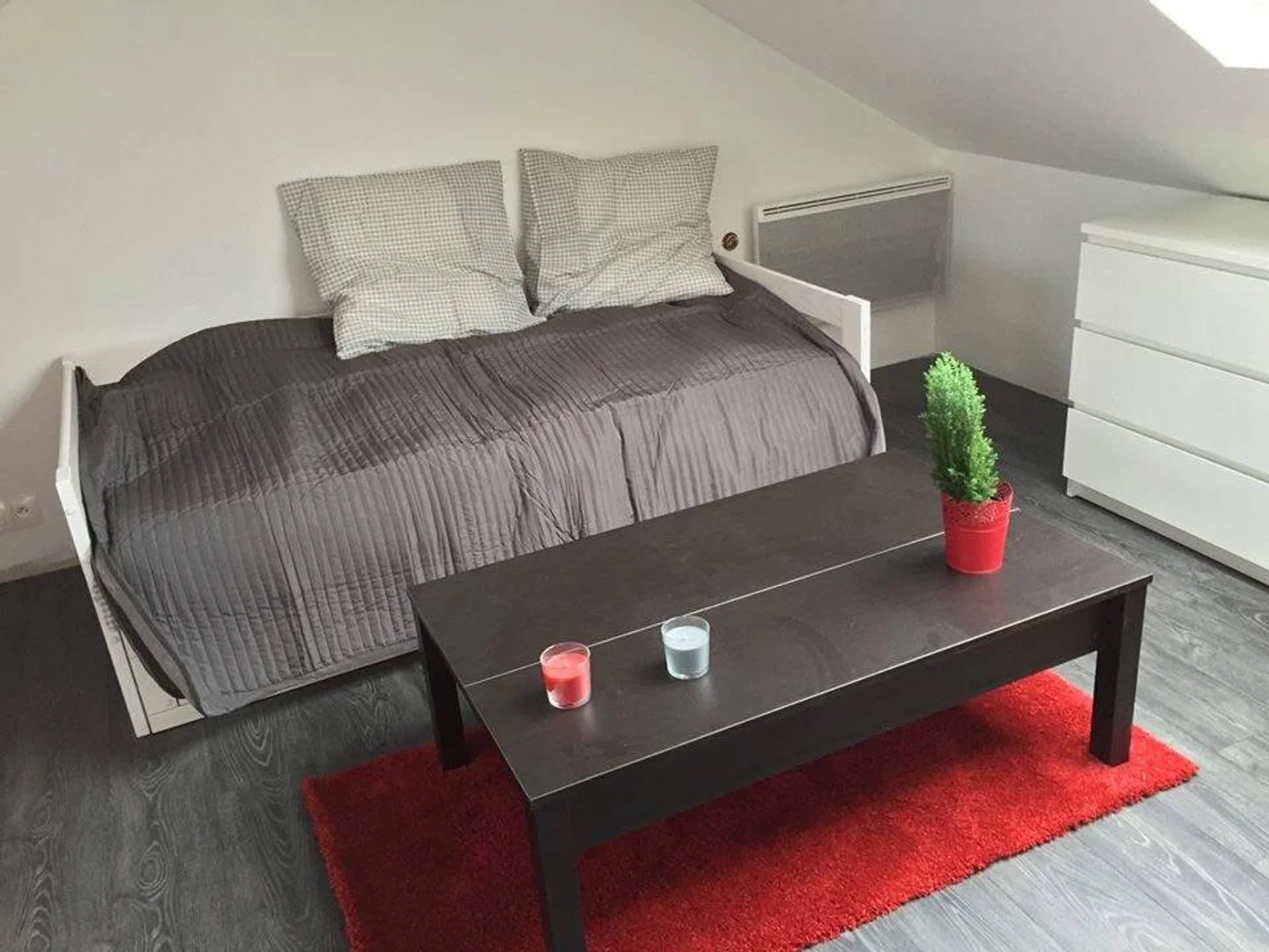 Quarto de estudante em  com área de estudo e instalações partilhadas