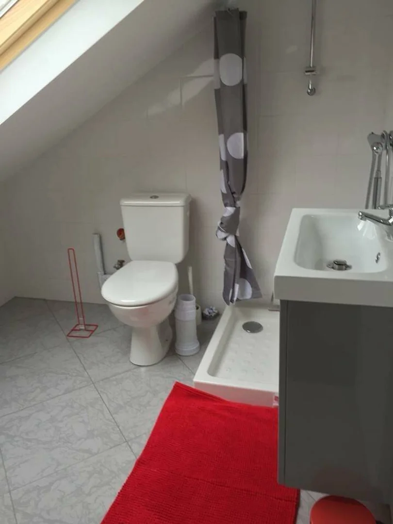 Quarto de estudante em  com área de estudo e instalações partilhadas