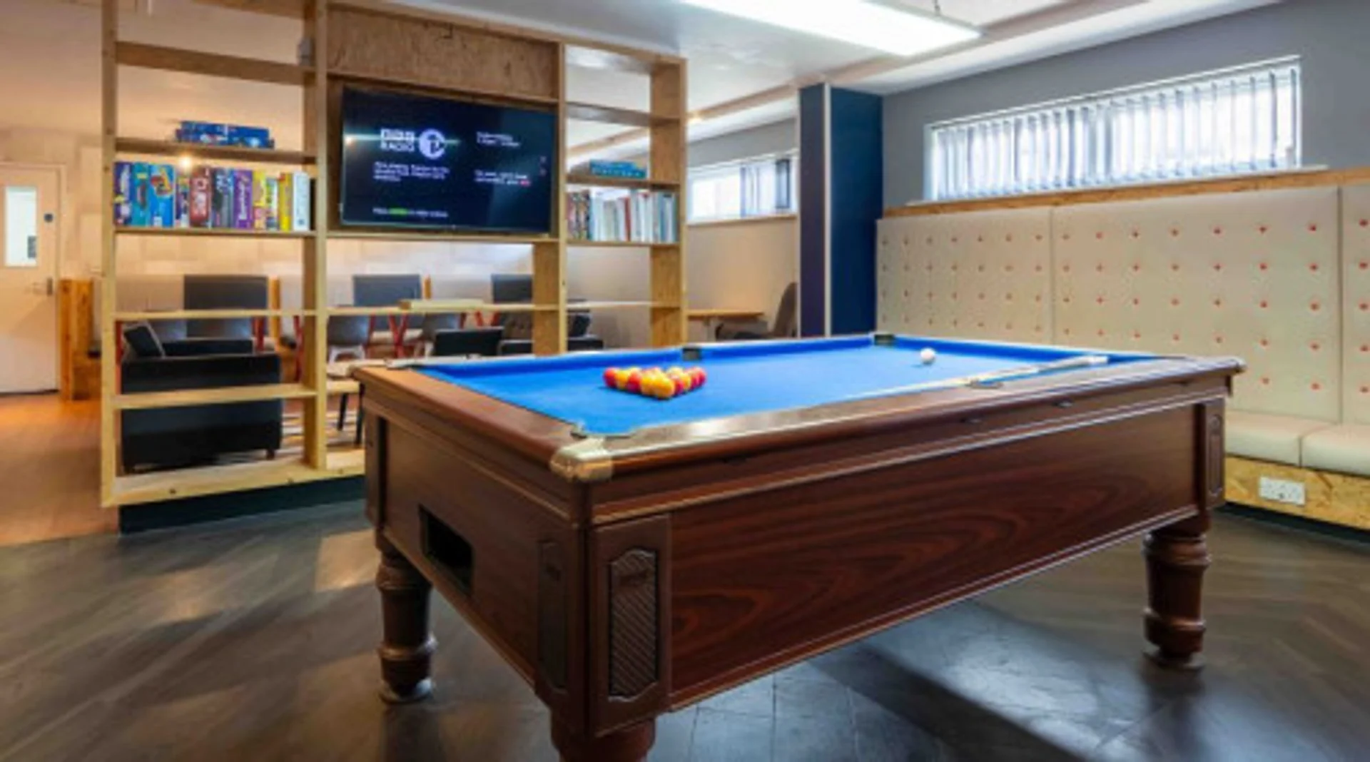 'de öğrenci dairesinde, tamamen mobilyalı kiralık oda