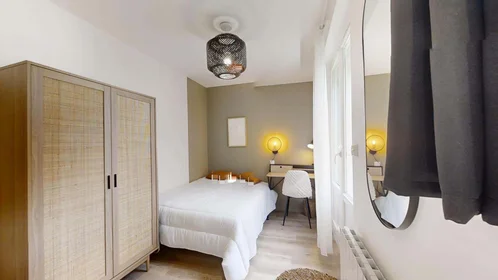 Habitación privada en 2 Bd Raymond Poincaré, 35700 Rennes, France, imagen 1 de 10