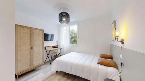 Habitación privada en 2 Bd Raymond Poincaré, 35700 Rennes, France, imagen 1 de 10