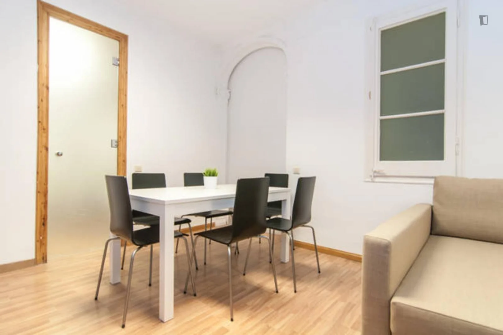 Habitación estudiantil funcional perfecta para estudiar en 