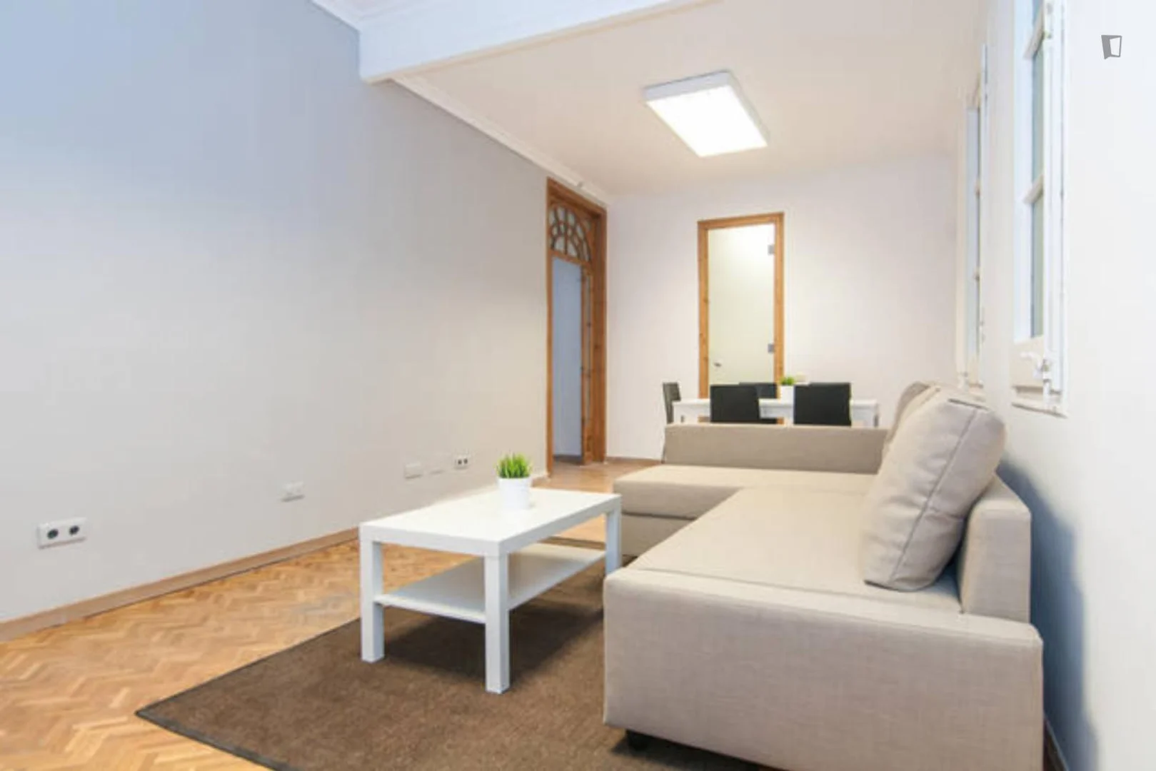 Habitación estudiantil luminosa y aireada con fácil acceso a la universidad en 