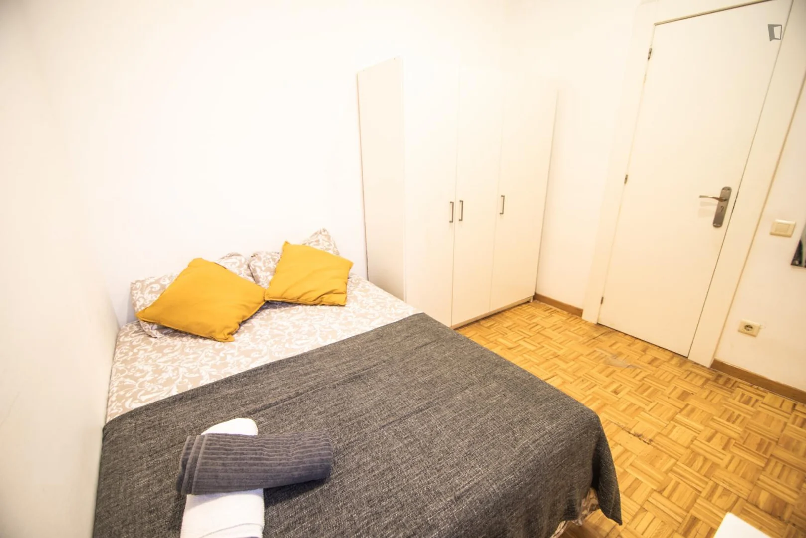 Habitación asequible para estudiantes con buena iluminación en 