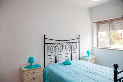 Quarto para alugar com cama de casal em Coimbra