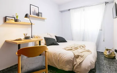 Quarto iluminado em {area}