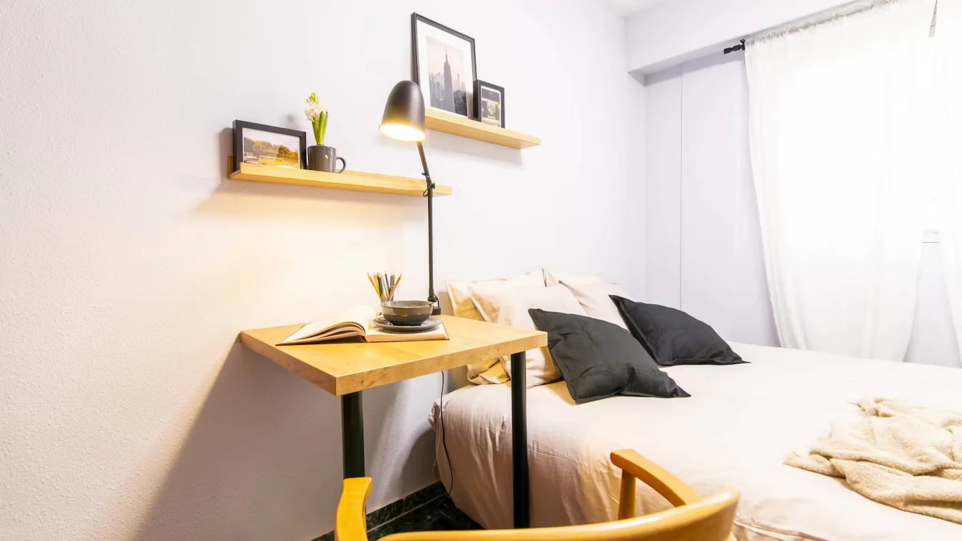 Quarto de estudante em  com área de estudo e instalações partilhadas