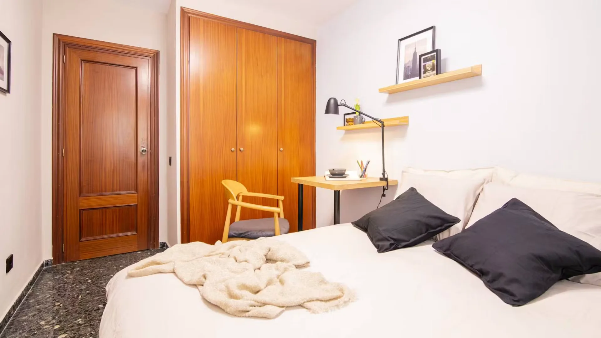 Quarto para alugar em apartamento de estudantes em , totalmente mobilado