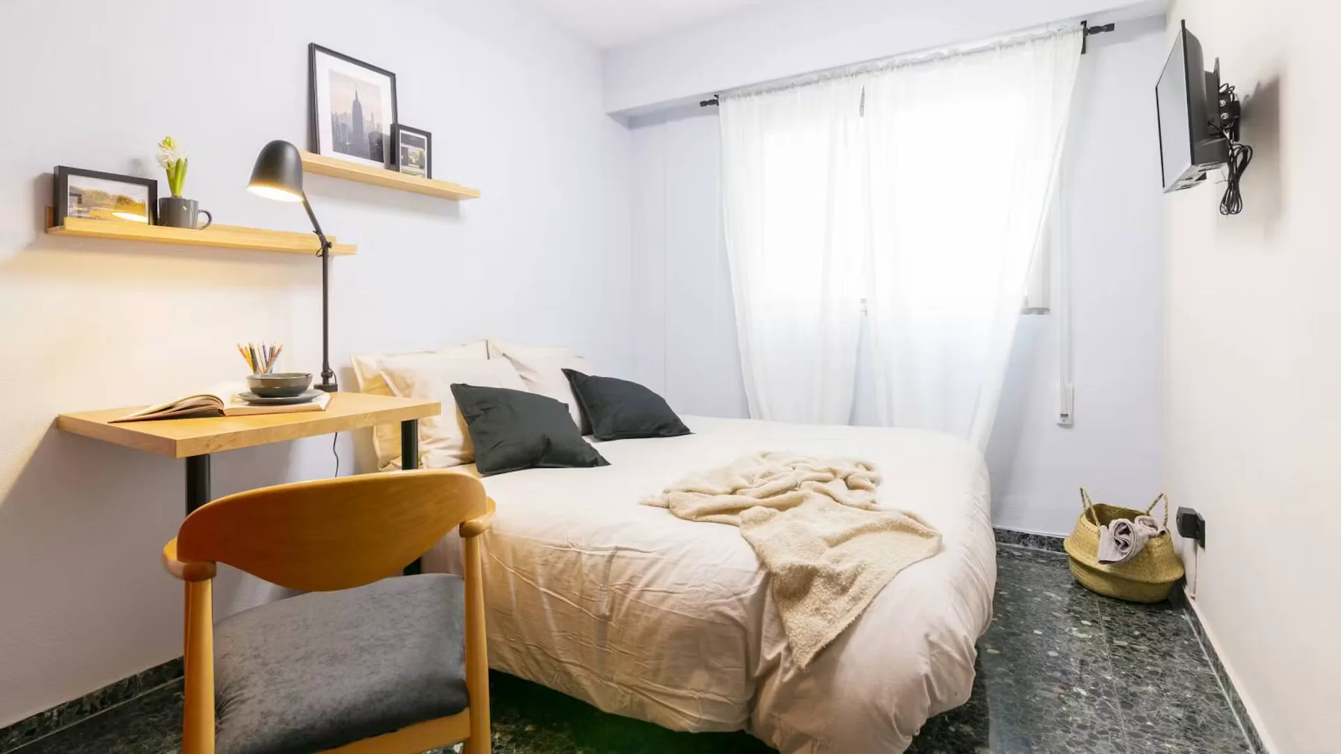 Quarto de estudante luminoso e arejado com acesso fácil à universidade em 