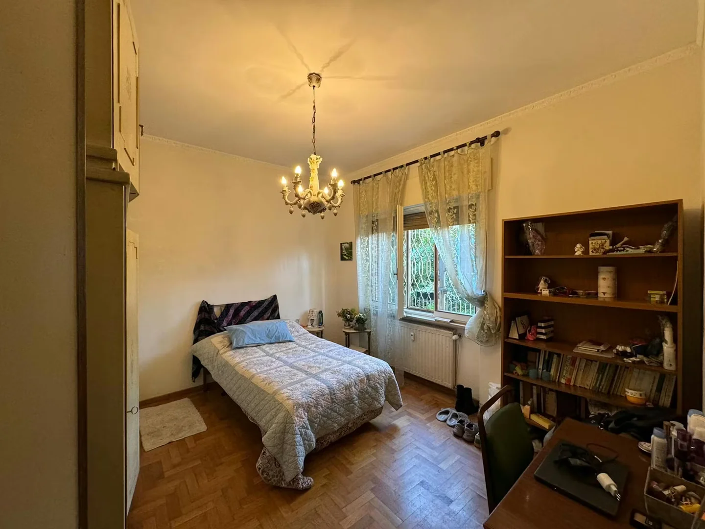 Funkcjonalny pokój studencki idealny do nauki w 