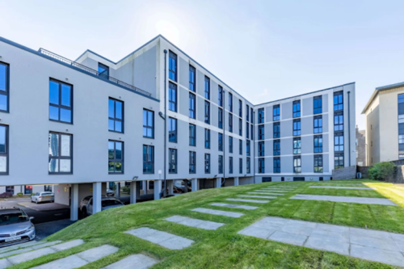 经济实惠的学生房间，在有充足的照明