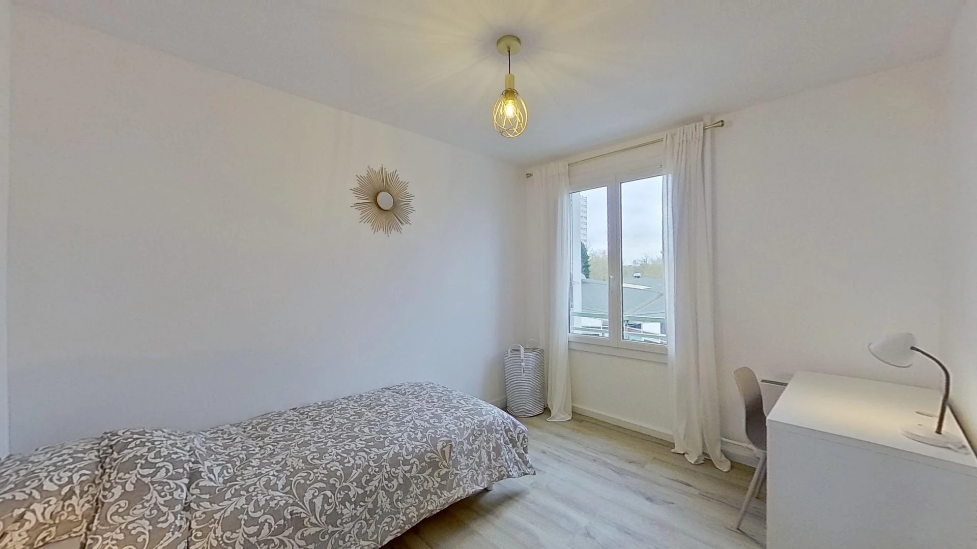 Chambre abordable pour les étudiants avec un bon éclairage dans 