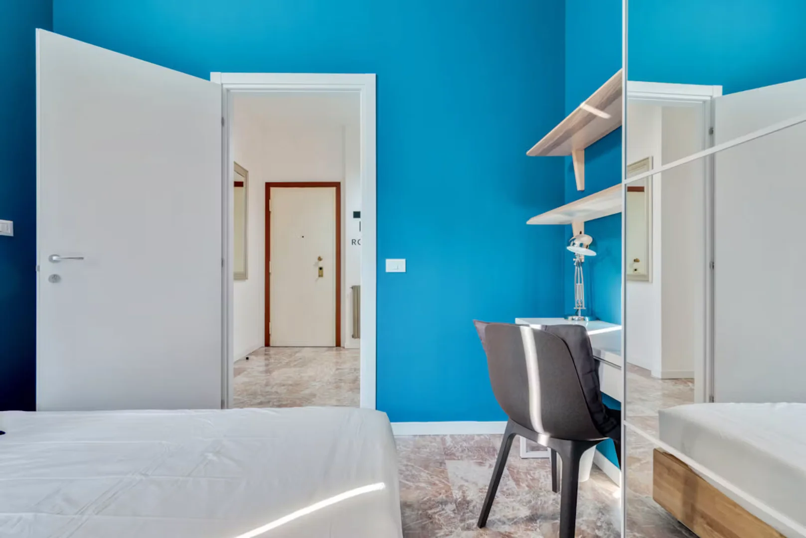 Stanza economica per studenti con ampia illuminazione in 