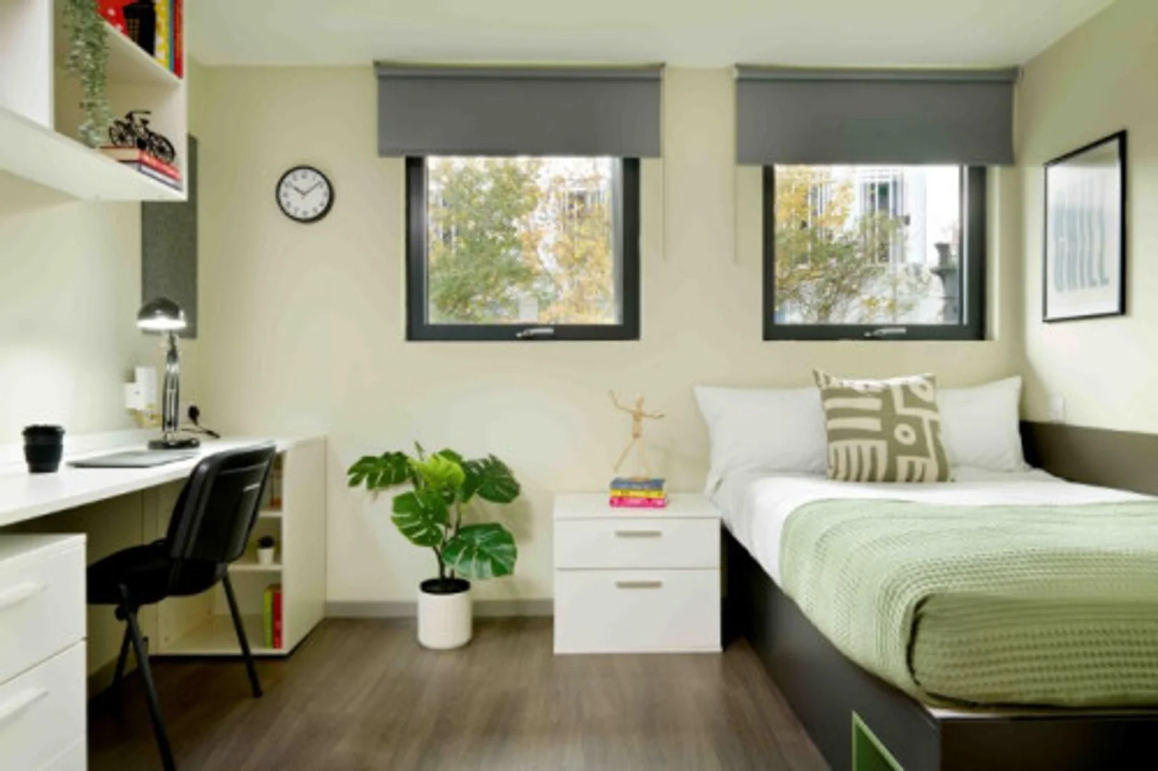Bright and airy student room with easy university access in 