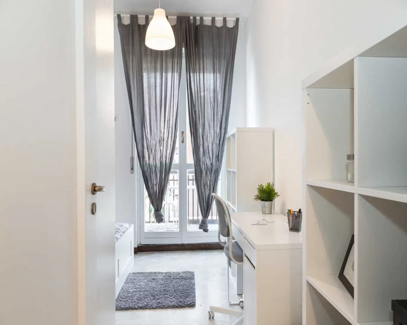 Functional student room perfect for studying in 