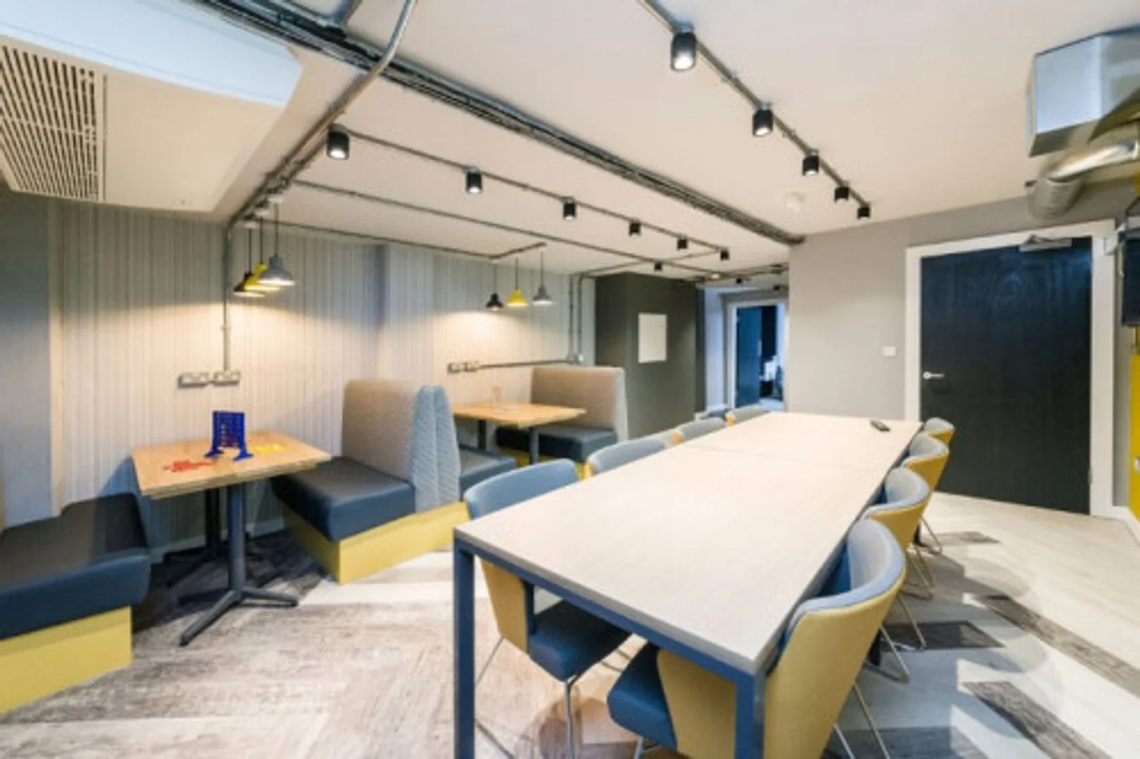 Habitación estudiantil luminosa y aireada con fácil acceso a la universidad en 