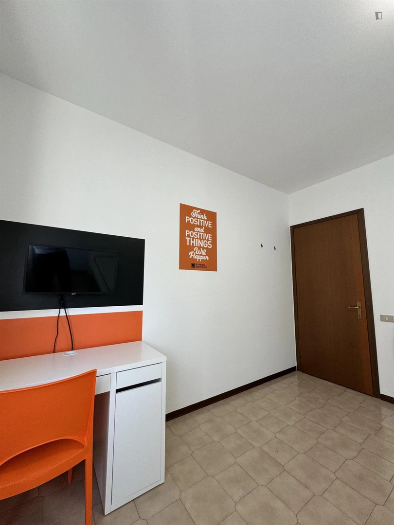 Chambre d'étudiant à  avec espace d'étude et installations communes