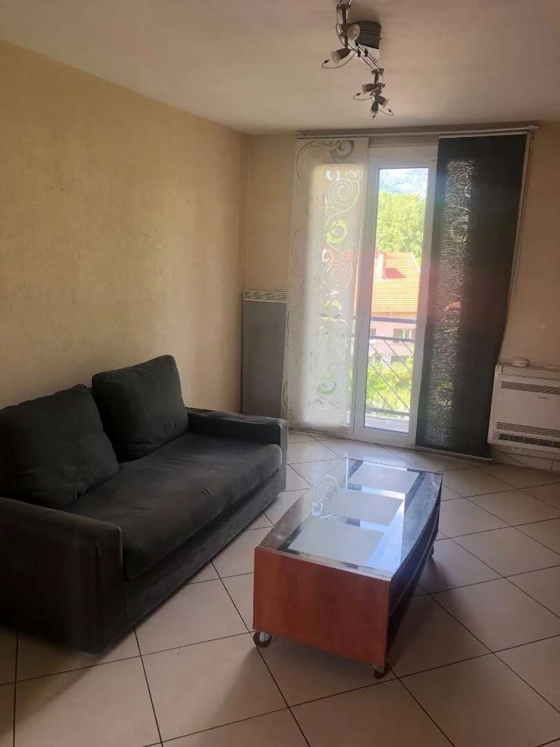 Quarto de estudante económico com localização conveniente em 